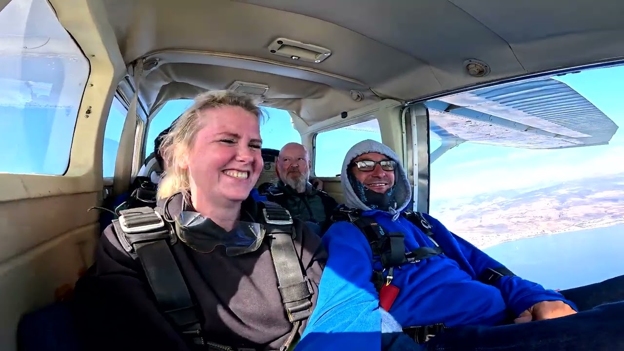 Первый в истории прыжок с парашютом в прямом эфире! Тандемный прыжок с высоты 3000 метров в iJump...