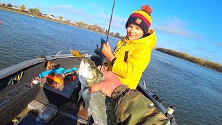 Download lagu FIRST TIME IN MY LIFE FISHING LIKE THIS. FISHING WITH A CHILD. FISHING IN CHILDHOOD. BIG FISH.