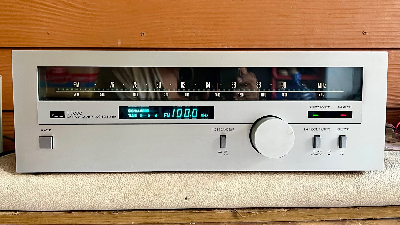The SANSUI T-7000 tuner is in excellent condition, receiving