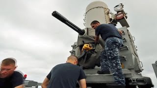 ファランクス CIWS・20mm弾の装填作業 (近接防御火器システム)