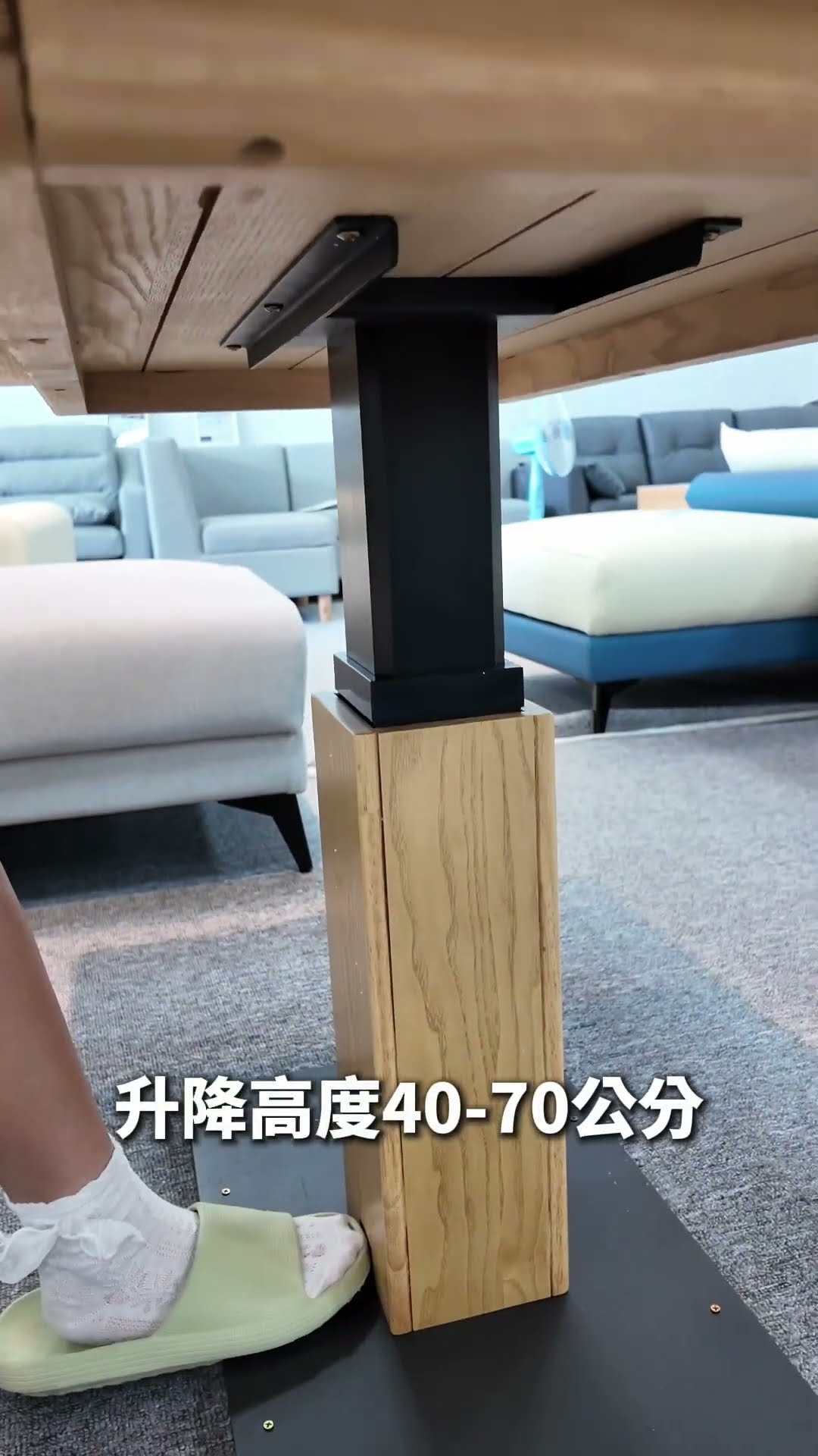 一桌多用，隨心切換高度的【輕鬆踩腳踏式升降茶几桌】陪伴你日常用餐、辦公，還有沙發前的下午茶時光☕