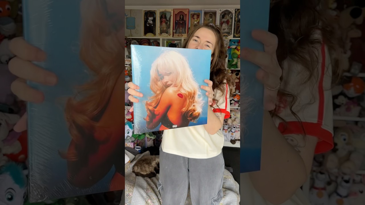 Sabrina Carpenter merch unboxing and try on 💫 