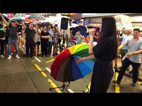 海闊天空「街頭女皇*傾盆大雨*逾百人默默陪伴*風雨不改。」(2018-06-24）香港街頭藝人及唱作音樂人彭梓嘉老師