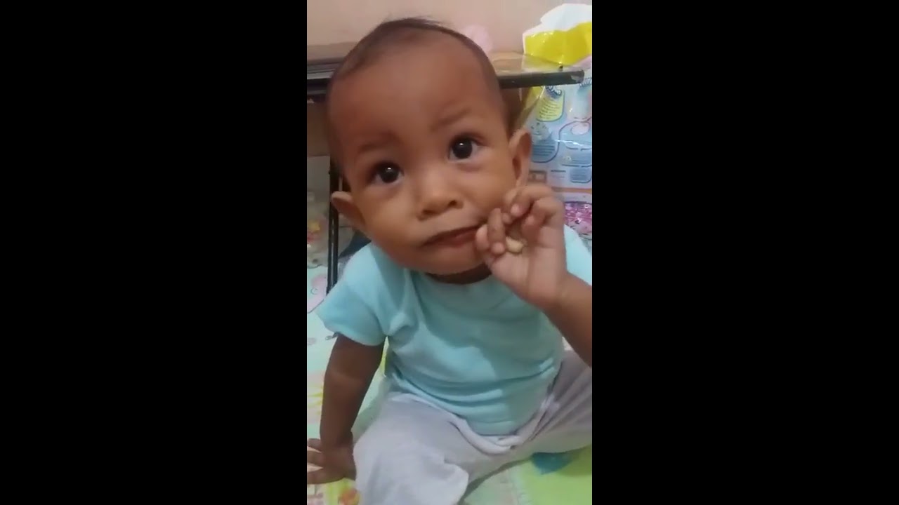 expresi wajah bayi makan sambal 