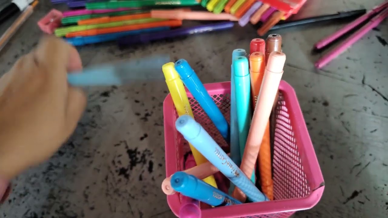 Arrumando e organizando o meu cantinho de colorir .