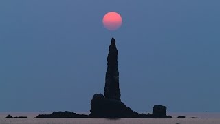 高さ４６ｍローソク岩に朝日灯る 余市 （20160520）北海道新聞