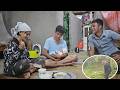 After clearing away the weeds, he went to visit Linh; seeing her happy, he felt very glad.