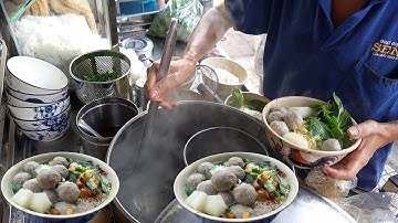 Đây là xe hủ tiếu bò viên gốc Hoa nổi tiếng nhất Sài Gòn, khách rất đông