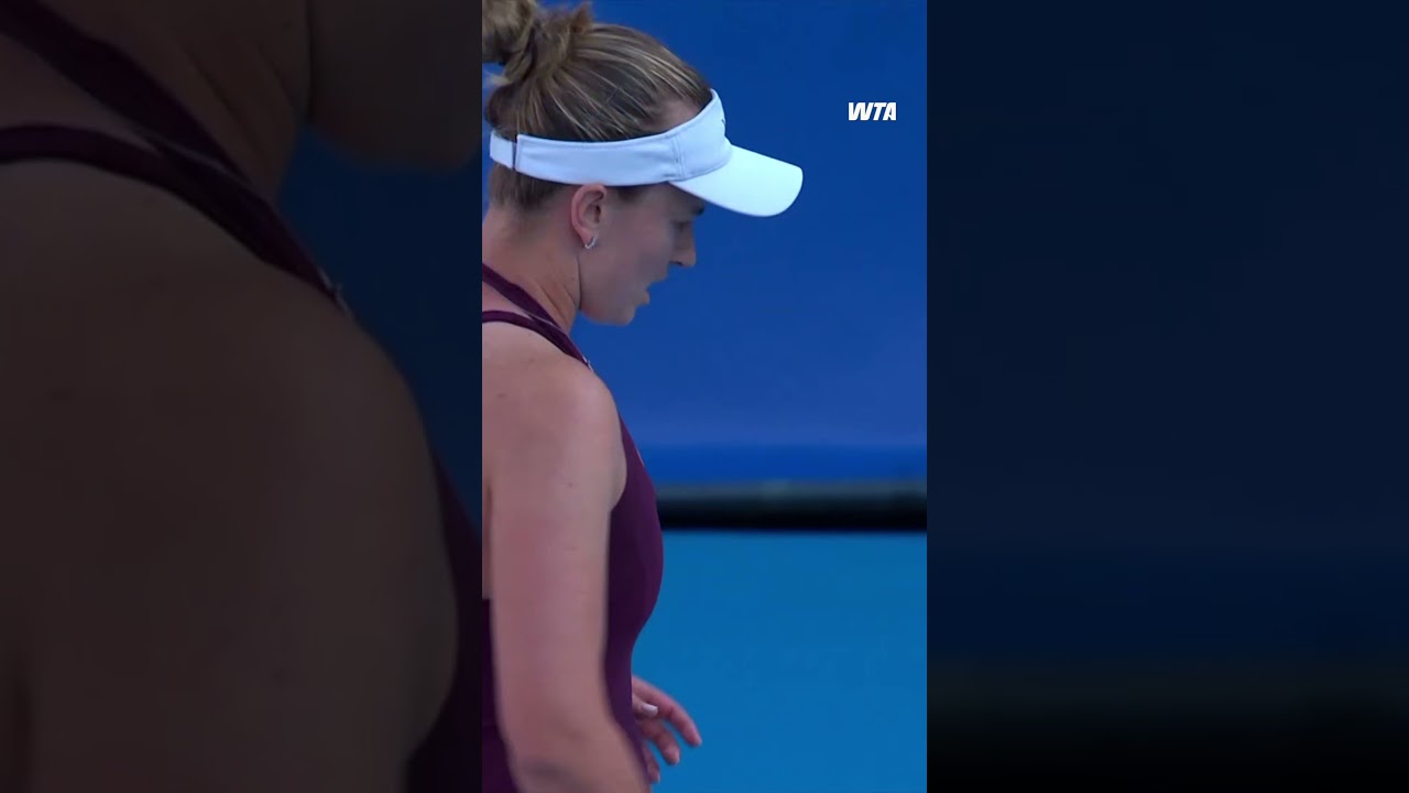Sleight of hand 🪄 Barbora Krejcikova goes on to take the opening set, 6-3! #wta #tennis #hotshot