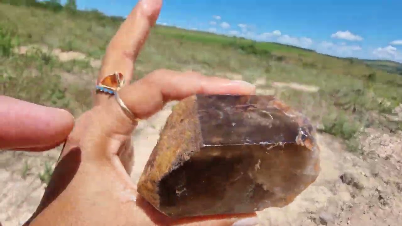 achei uma jazida de cascalho cheio de quartzo fume