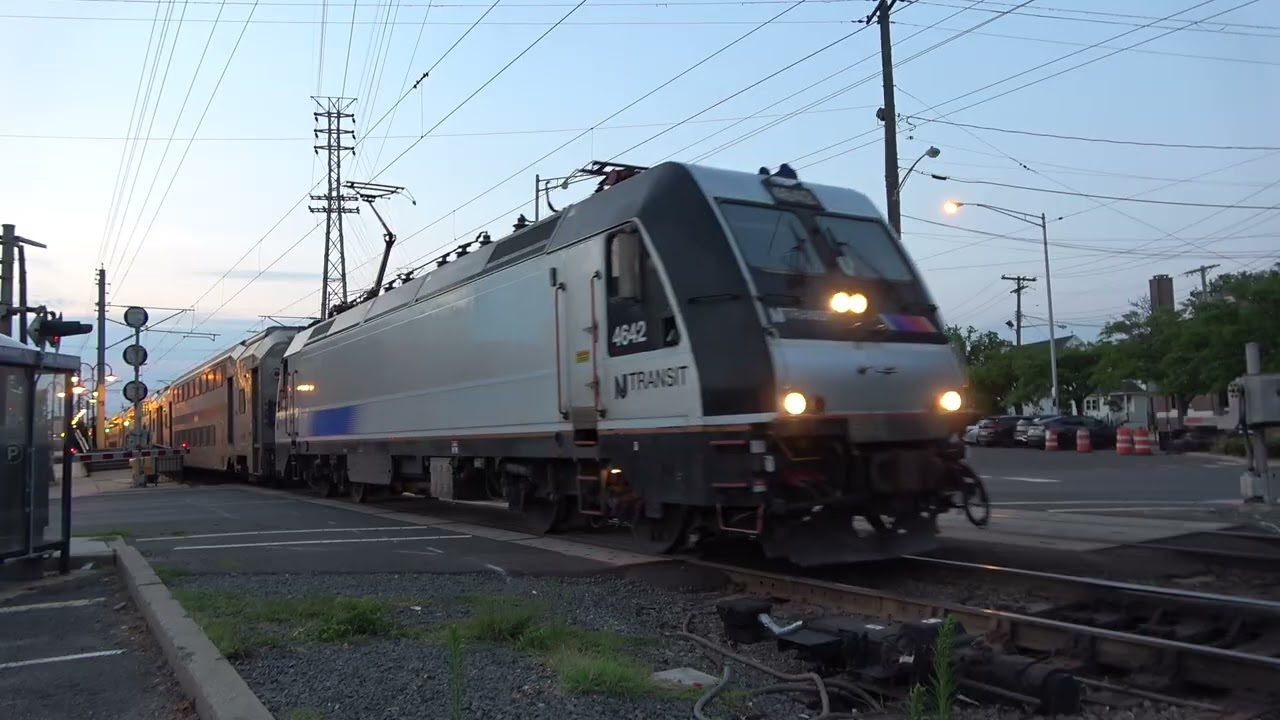サバス NJT ALP-46A #4642 leads Train 3279 from Red Bank 7/22/26 - YouTube