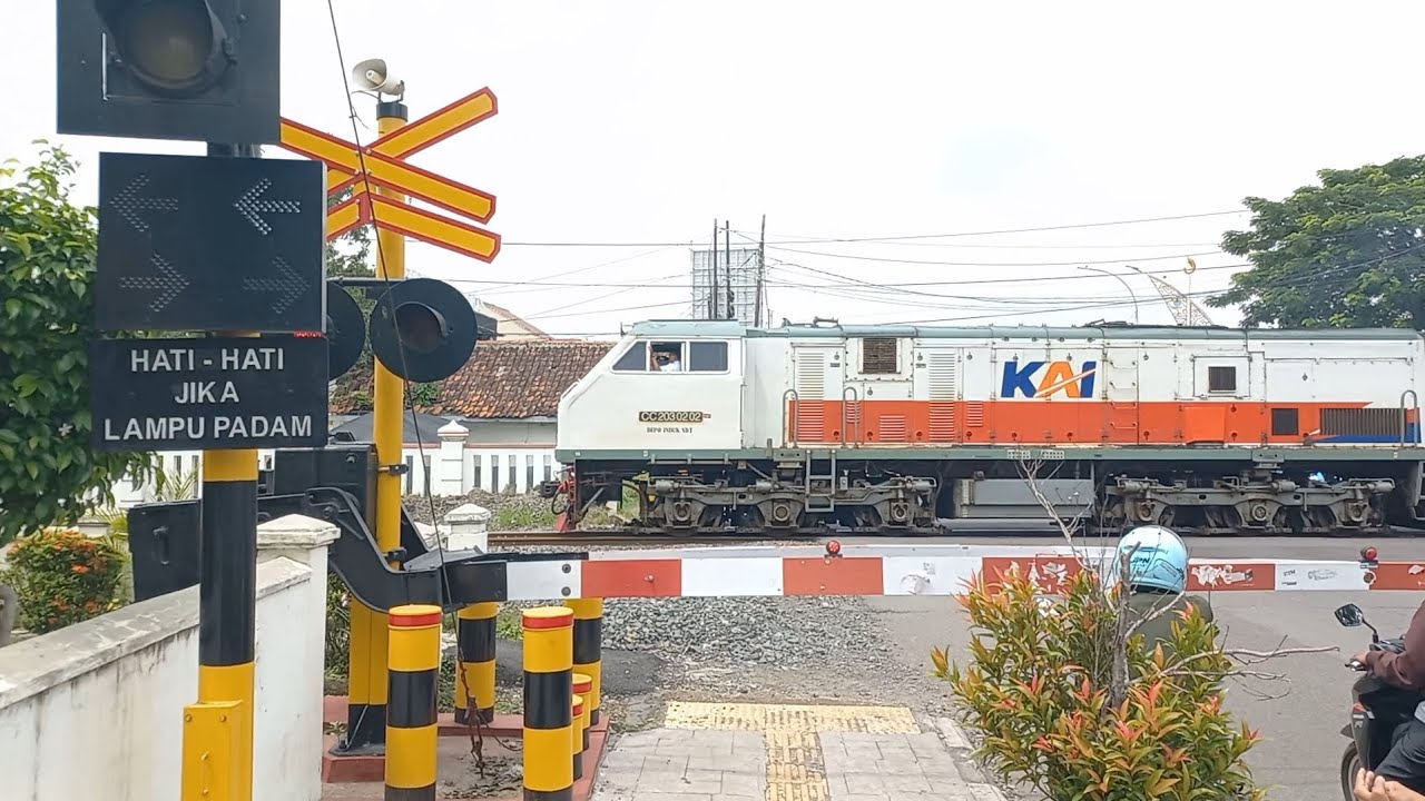Railroad Crossing Indonesia || Perlintasan Kereta Api Indonesia || KA106 Gajah Wong	PSE-LPN