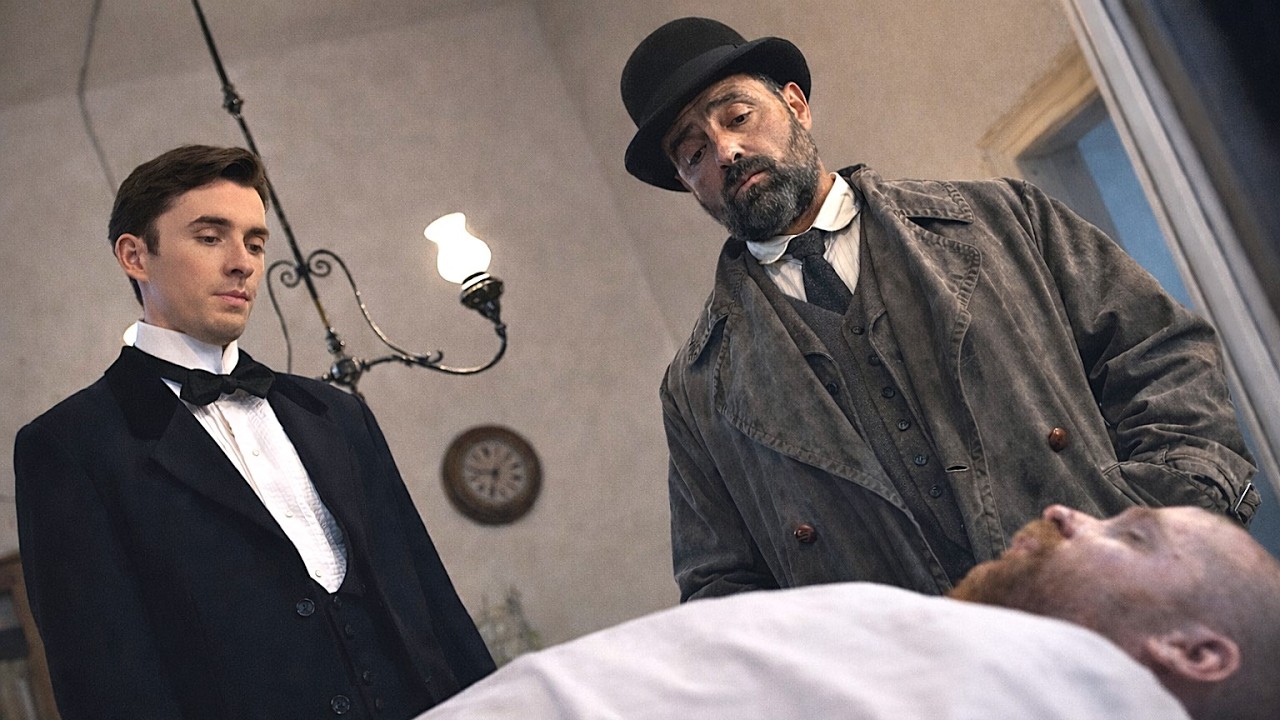 محقق مخضرم بيواجه جريمة معقدة بتخليه يشك في كل اللي حوله حتى أصدقائه في العمل