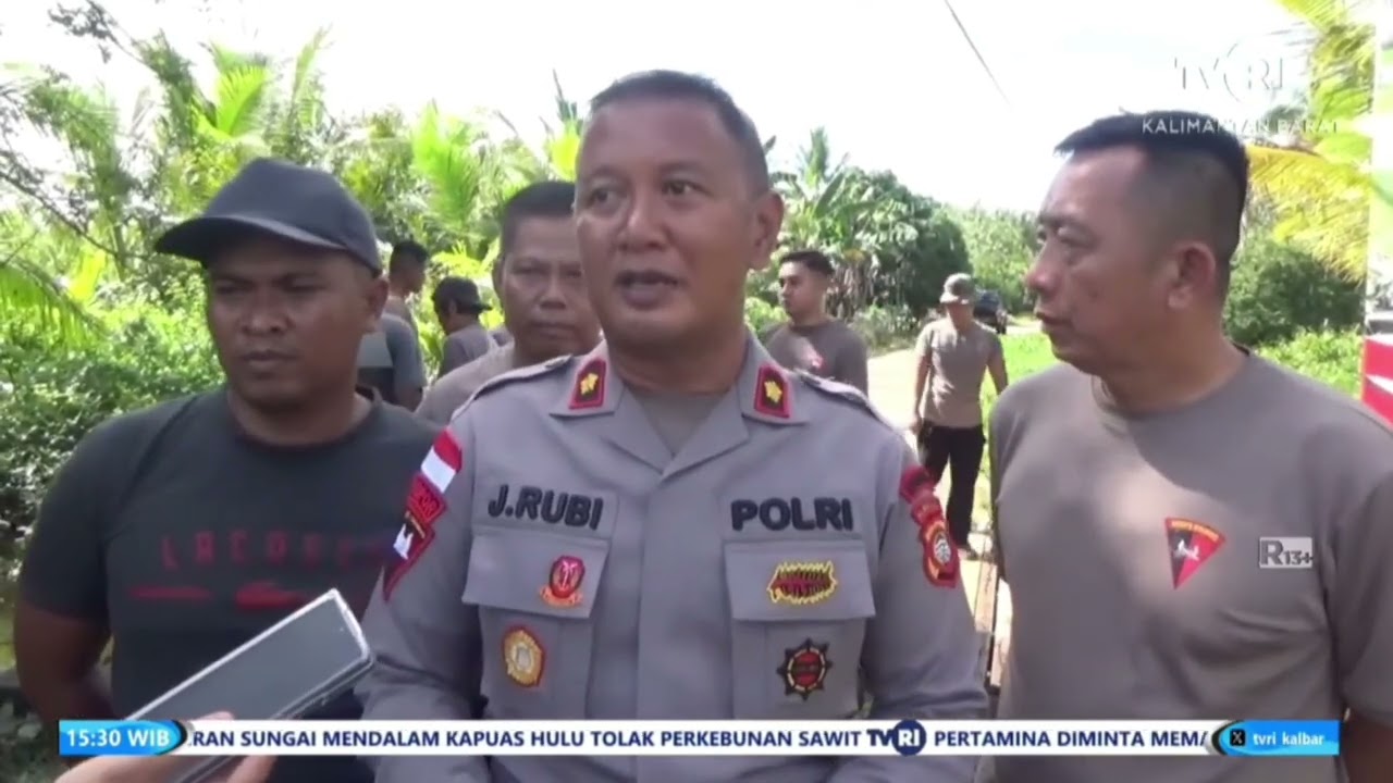 JADI OBJEK VITAL, BRIMOB POLDA KALBAR BANGUN JEMBATAN DESA DI KETAPANG