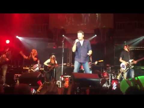 blake-shelton---guy-with-a-girl---live-at-cowboys-dancehall-pop-up-show-in-san-antonio-9-21-2018