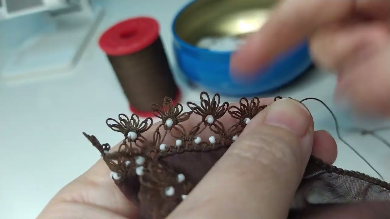 Düz yazmaya sıralı boncuklu oya