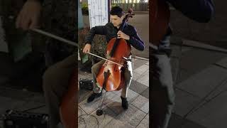 Queen - We Are The Champion (street cello Pere Jovanov)