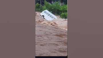 ഇടുക്കി കൂട്ടാറിൽ വാൻ ഒഴുകി പോകുന്ന ദൃശ്യം 🥹🥹#idukki #idukkinews #idukkikkaaran #rain #storm