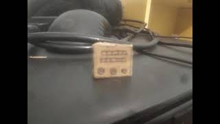 Mini rádio de comunicação feito de papelão.
