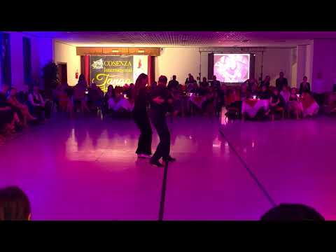 Pablo Tegli y Emilie Caron - "Rondando Tu Esquina" - Rockola Digital