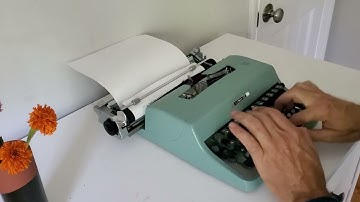 1964 Olivetti Lettera 32 Typewriter demo