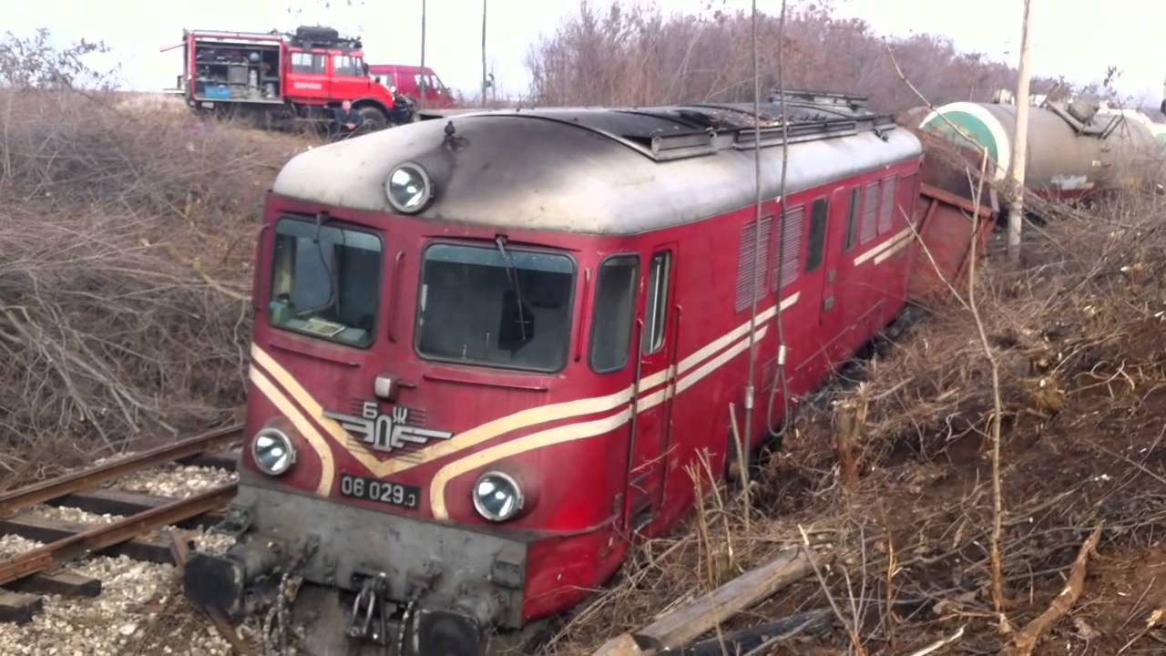 Putting back on the rails a derailed locomotive