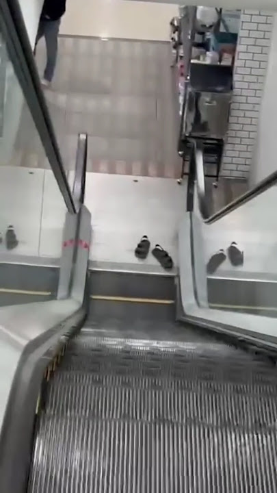 lepas sandal naik lift