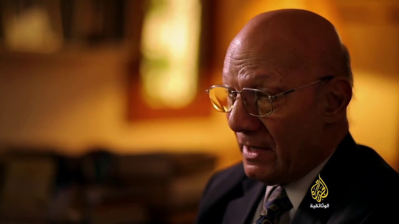 هجاء الشاعر عبد المعطي حجازي للأستاذ عباس العقاد بسبب الشعر المرسل