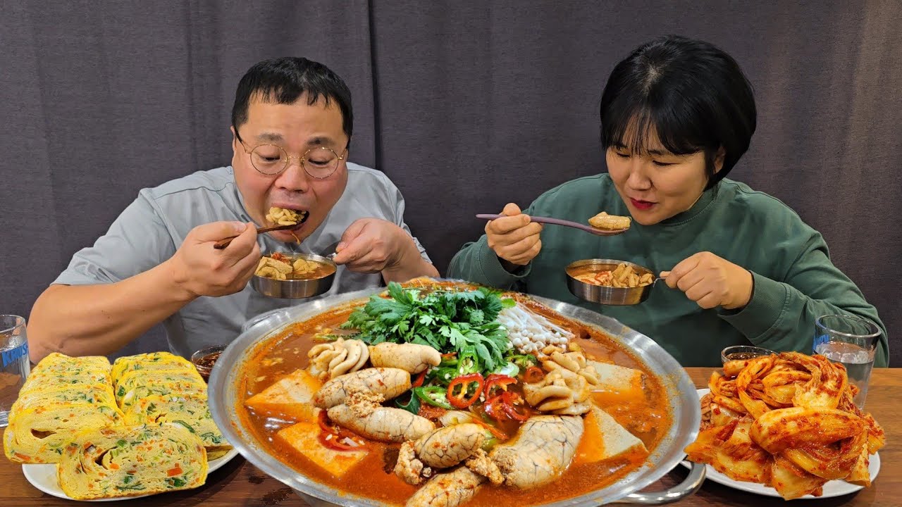 Холодная погода располагает к этому… Мукбангу с приготовлением острого альтанга и соджу.