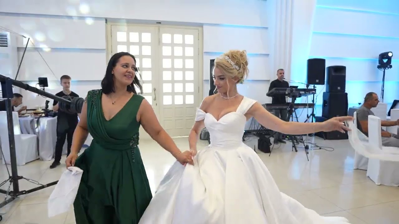 Familja e djalit hap vallen e pare te dasmes  Aleksander & Fiorela