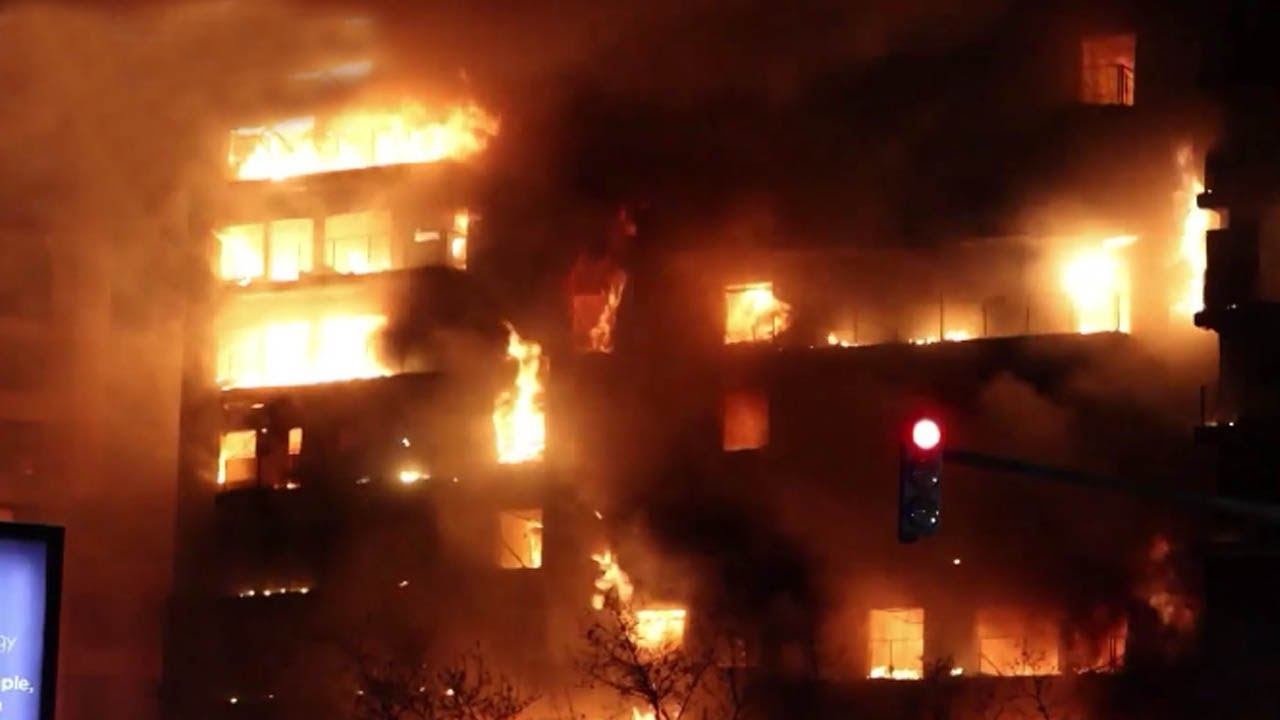 Многоэтажный дом вспыхнул как гигантский факел в Валенсии. Есть погибшие и пропавшие без вести