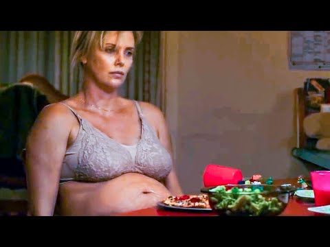 Video: Charlize Theron'un oğlu neden pembe bir mayoyla yürüyor?