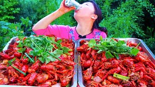 Xiaoyu makes spicy dried pot shrimp  shrimp Q is full of spicy and enjoyable  and a large plate is