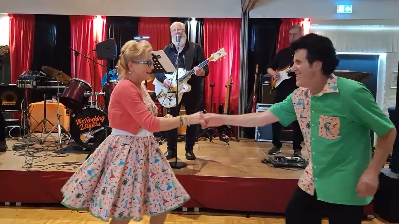 THE ROCKING DRIFTERS  dans van Maria en Toon De Uitwijk Eindhoven 17-11-2024 Bad Moon Rising.