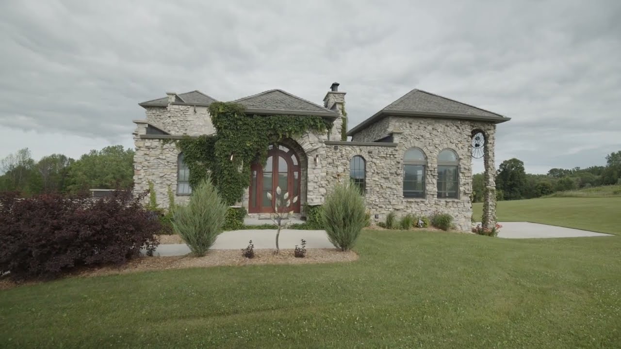 The Castle Vineyard - Cleveland, WI Airbnb