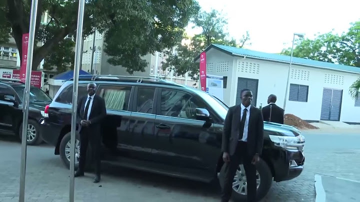 RAIS DKT  SAMIA AKITEMBELEA MUHIMBILI WALIOPO MAJERUHI WA AJALI YA KUPOROMOKA KWA GHOROFA 1