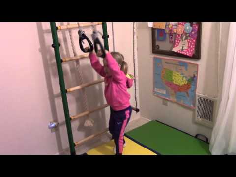 Шведская стенка для детей.Занятия ребенка на спортивном комплексе.Indoor gym for kids.