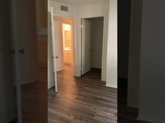 Large Room with private bathroom & walk in closet Main Photo