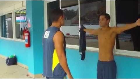 Atletas brasileiros de Natação recebem atendimento de fisioterapeutas