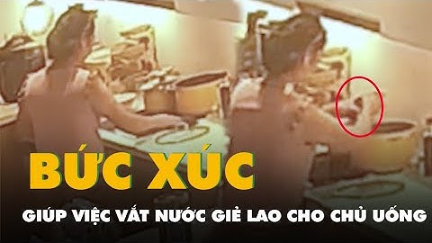 Clip nữ giúp việc vắt nước từ giẻ lau bếp vào nồi nước lá tía tô cho chủ uống
