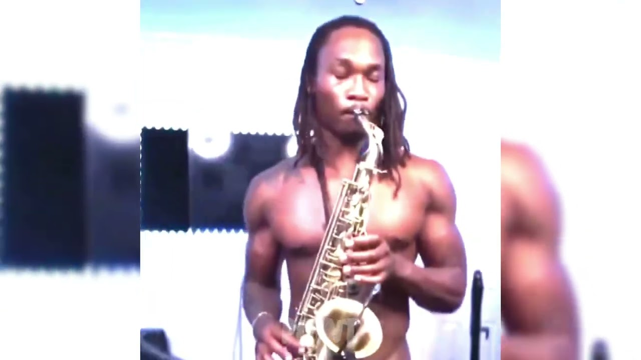 Dreamybull playing Saxophone with different sound