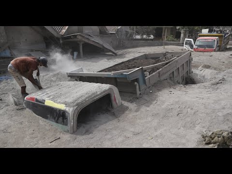 Smoldering debris mud hinder Indonesia volcano rescue Smoldering debris mud hinder Indonesia volcano rescue