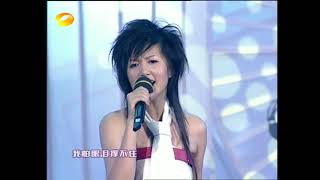 Video thumbnail of "「经典回顾」谭维维 Sitar Tan【黑色幽默】｜2006超级女声成都赛区决赛"