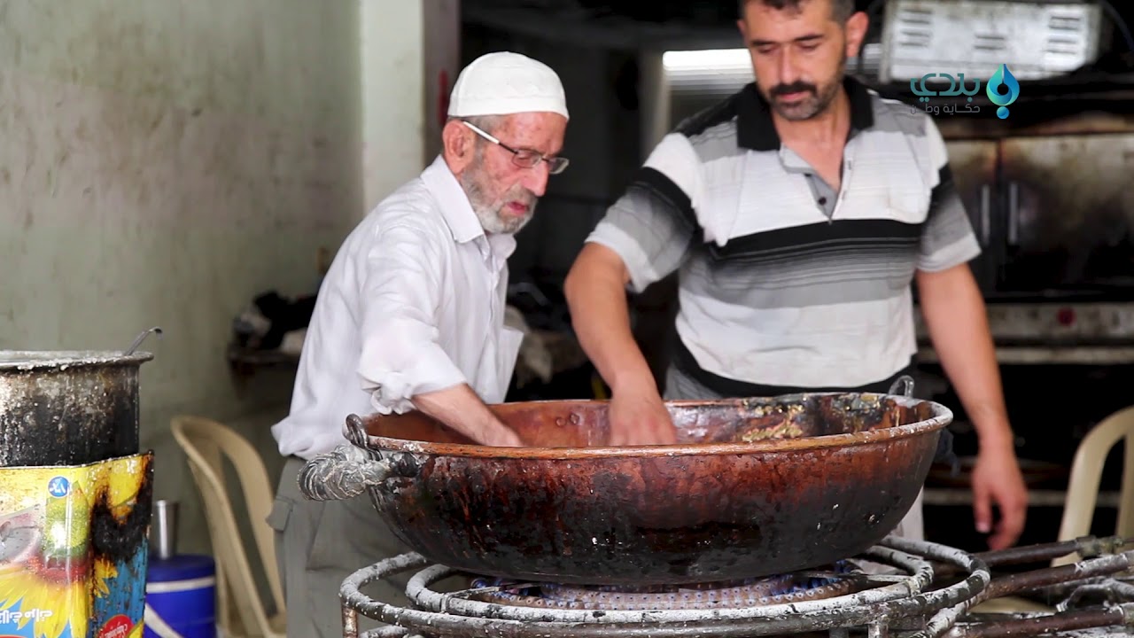 بمعدات تراثية.. كفر تخاريم بريف إدلب تحافظ على صناعة حلويات 