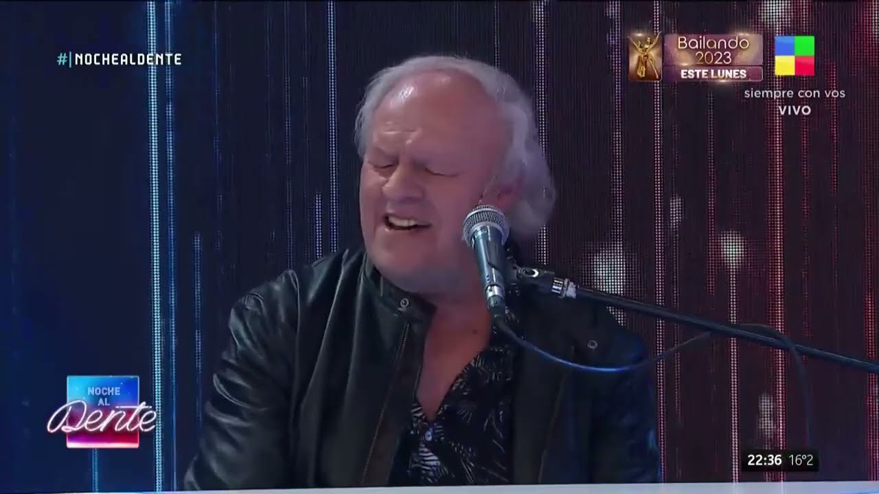 Cesar banana Pueyrredon canta en vivo sus hits