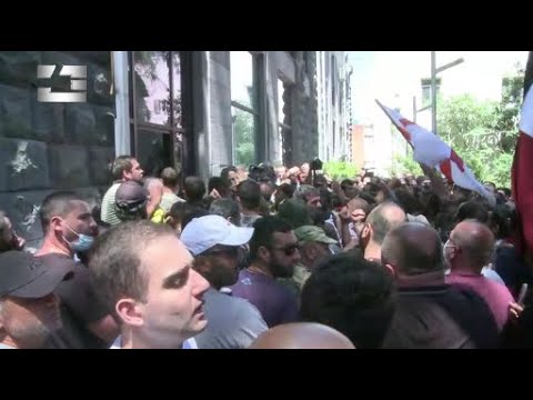 გამოდით, გაჩვენებთ, რა არის სირცხვილი - მოძალადე ჯგუფები \"სირცხვილიას\" ოფისთან