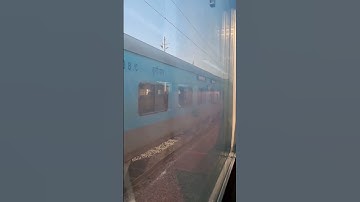 82501 IRCTC Tejas Exp Overtaking 12419 Gomti Exp Led By Offlink #tkdwap7 #overtake #wap7