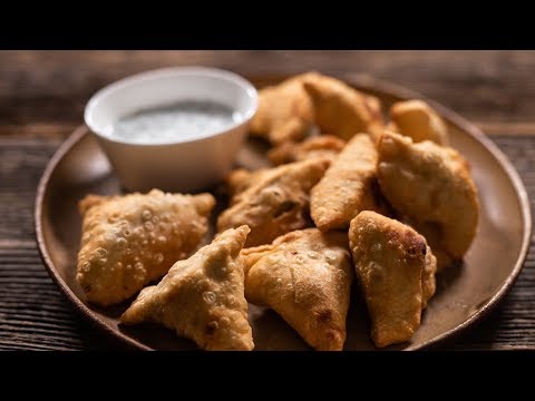 Wideo: Samosas Z Ziemniakami I Groszkiem