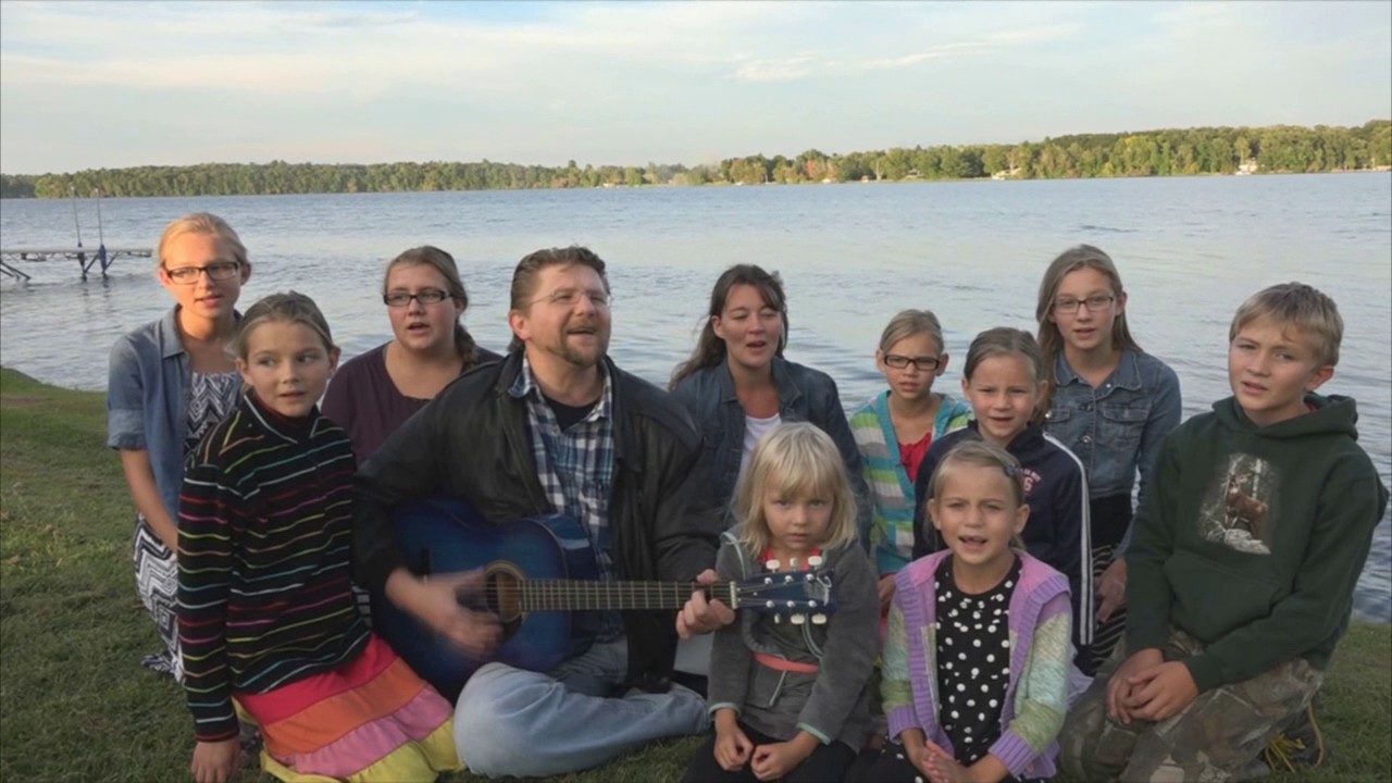 И в снег, и в дождь я радуюсь в Иисусе - Христианская песня исполняет многодетная семья Савченко