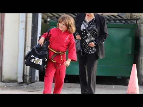 Video: Paulina Rubio Laat Haar Oudste Zoon Nicolas Andrea Zien